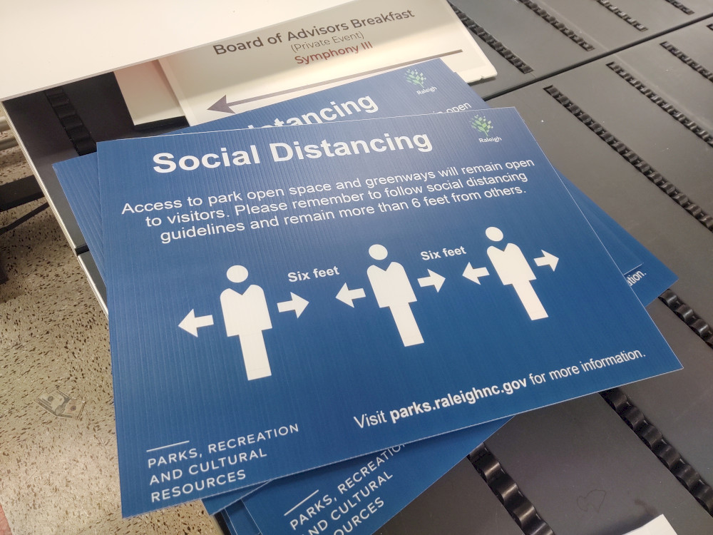 r_Social distancing sign