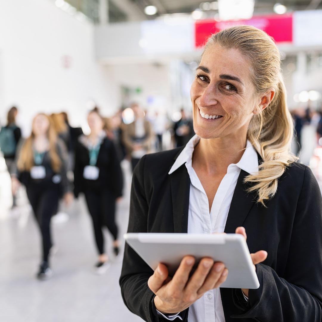 woman with clipboard at a tradeshow