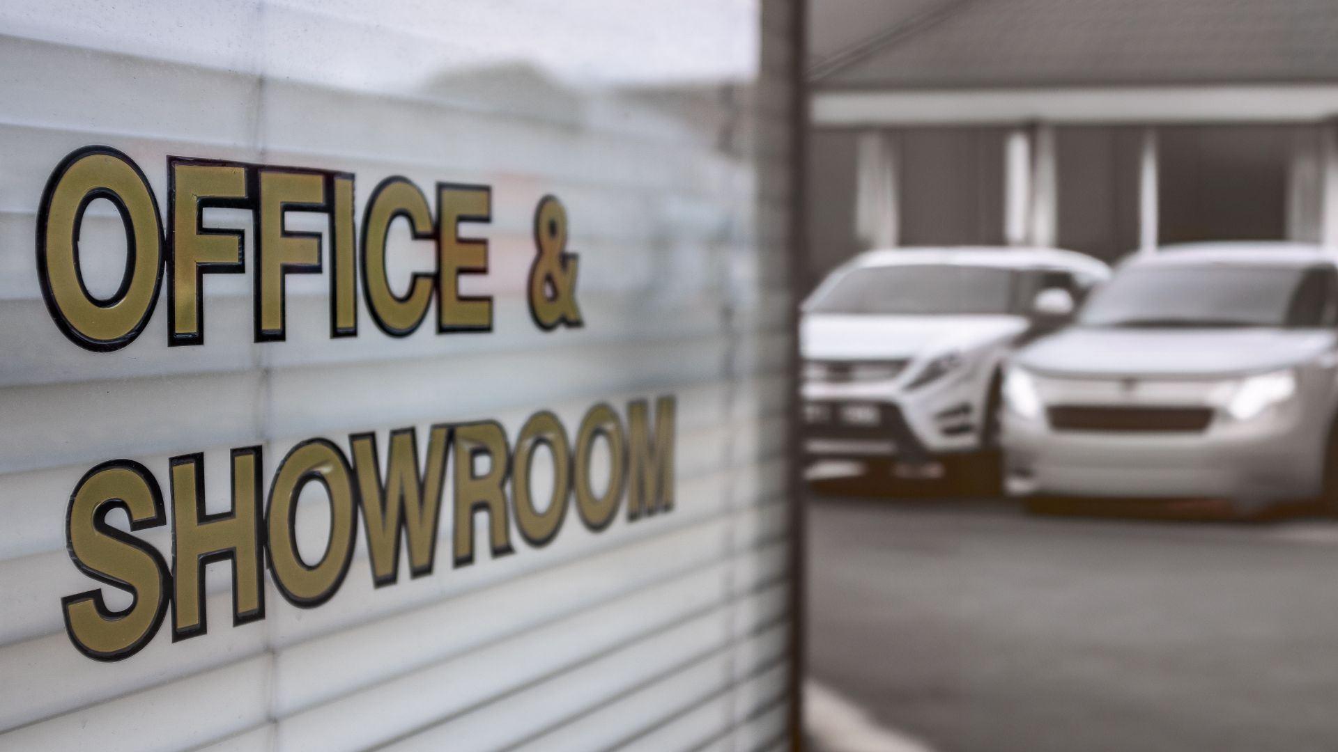 Window Design in Nashville: Is Your Insurance Office Signage Pulling Its Weight?