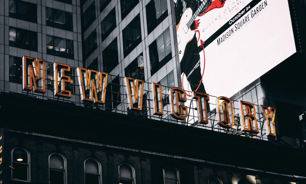Innovative Commercial Building Signs for Businesses
