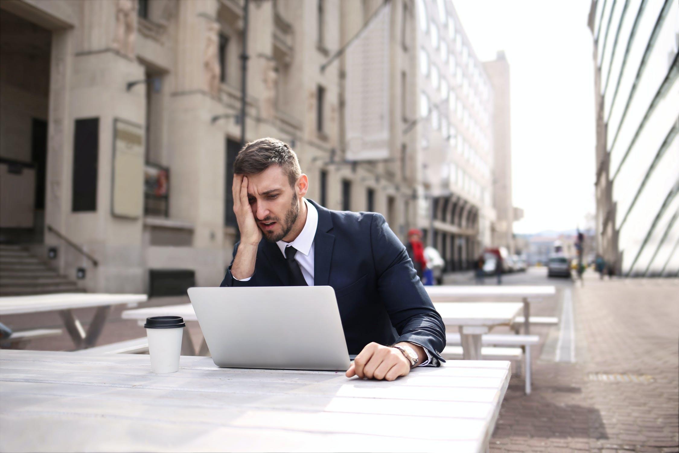 How to Effectively Respond to Negative Social Media Comments?