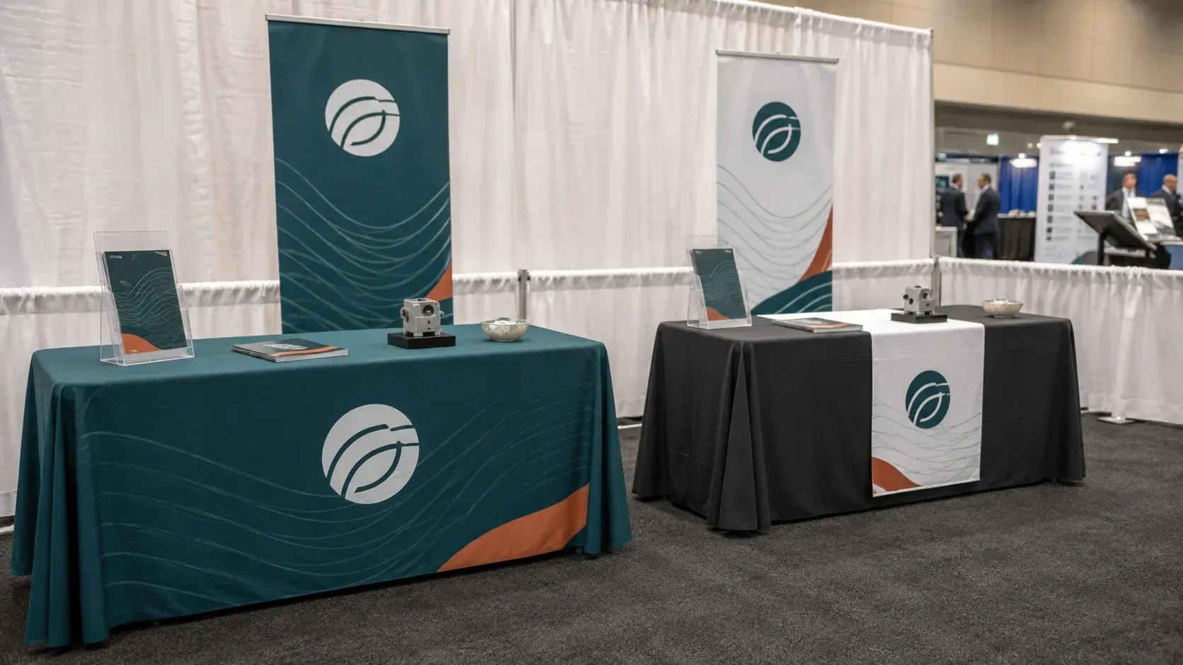 Table Throws vs. Table Runners: Which Is Better for Your Brand?